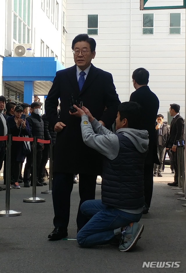 【수원=뉴시스】최준석 기자 =직권남용 등 혐의로 기소된 이재명 경기도지사가 28일 오후 1시53분께 수원지법 성남지원에서 열린 6차 공판에 앞서 기자들의 질문에 답하고 있다. 2019.02.28. ingoeboomer@gmail.com
