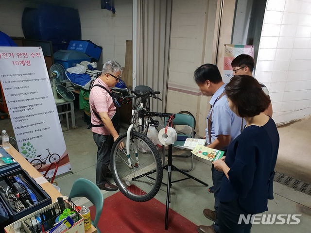 【서울=뉴시스】 2018 자전거 이동정비센터. 2019.02.29. (사진= 종로구 제공)