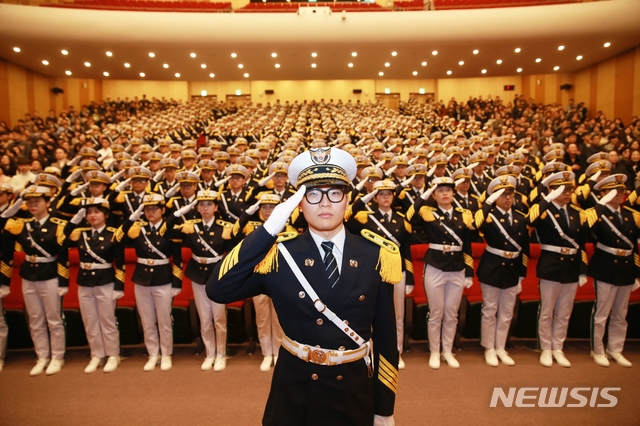 【서울=뉴시스】 28일 충남 아산 경찰대학에서 열린 2019학년도 입학식에 참석한 신입생들. (사진=경찰대 제공) 2019.02.28. photo@newsis.com