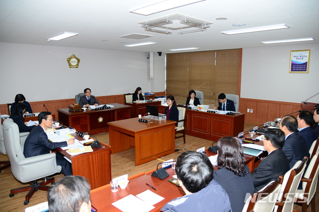 【울산=뉴시스】안정섭 기자 = 28일 울산 중구의회 행정사무조사 특별위원회가 호화별장 의혹이 제기된 입화산 잔디광장 관리시설에 대한 증인조사를 진행하고 있다. 2019.02.28. (사진=울산 중구의회 제공) photo@newsis.com