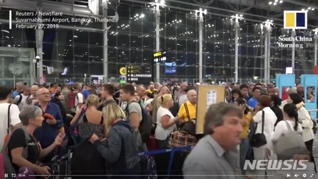 【서울=뉴시스】27일 태국 방콕 수완나품 국제공항의 모습. 파키스탄이 이날 영공을 폐쇄해, 파키스탄을 지나 유럽으로 가는 항공편이 결항되면서 관광객 수천명의 발이 묶였다.(사진:SCMP 동영상 캡쳐) 2019.02.28.