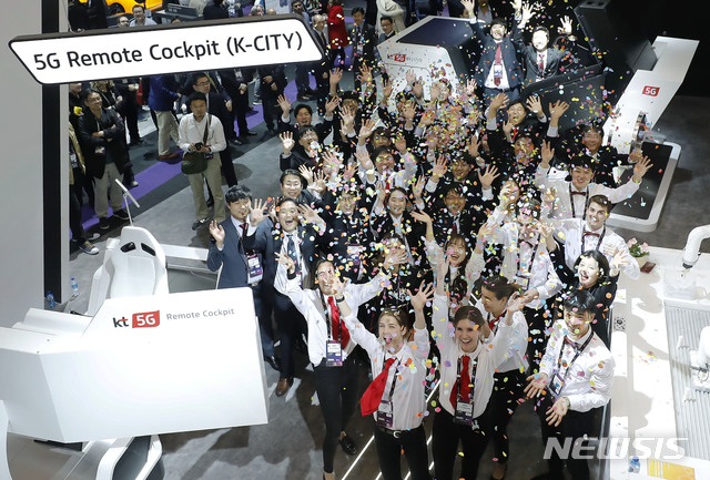 【바르셀로나=뉴시스】최동준 기자 = 28일(현지시간) 스페인 바르셀로나 피아그란비아 전시장에서 열린 모바일전시회 MWC19(모바일 월드 콩그레스) KT 부스에서 임직원들과 모델들이 전시를 기념하고 있다.KT는 이번 MWC19에서 '세계 최초 스마트폰을 통한 5G 서비스 선언', 글로벌 모바일 어워즈에서 지니페이와 네트워크 기술 분야를 수상했다. 2019.02.28. photocdj@newsis.com