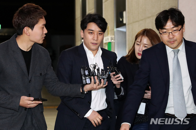 【서울=뉴시스】 김병문 수습기자 = 자신이 운영에 참여했던 클럽 버닝썬에서 '성접대'를 한 의혹을 받고 있는 가수 승리(본명 이승현)가 28일 오전 서울 종로구 서울지방경찰청에서 조사를 받고 청사를 나서고 있다. 2019.02.28. dadazon@newsis.com