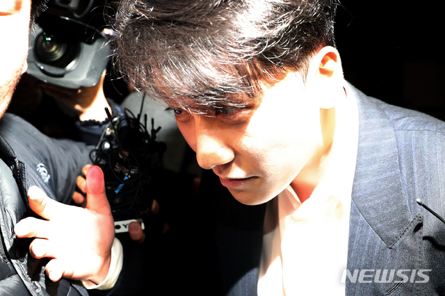 【서울=뉴시스】 김병문 수습기자 = 자신이 운영에 참여했던 클럽 버닝썬에서 '성접대'를 한 의혹을 받고 있는 가수 승리(본명 이승현)가 28일 오전 서울 종로구 서울지방경찰청에서 조사를 받고 청사를 나서고 있다. 2019.02.28. dadazon@newsis.com