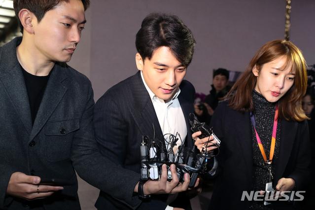 【서울=뉴시스】 김병문 수습기자 = 자신이 운영에 참여했던 클럽 버닝썬에서 '성접대'를 한 의혹을 받고 있는 가수 승리(본명 이승현)가 지난달 28일 오전 서울 종로구 서울경찰청에서 조사를 받고 청사를 나서고 있다. 2019.02.28. dadazon@newsis.com