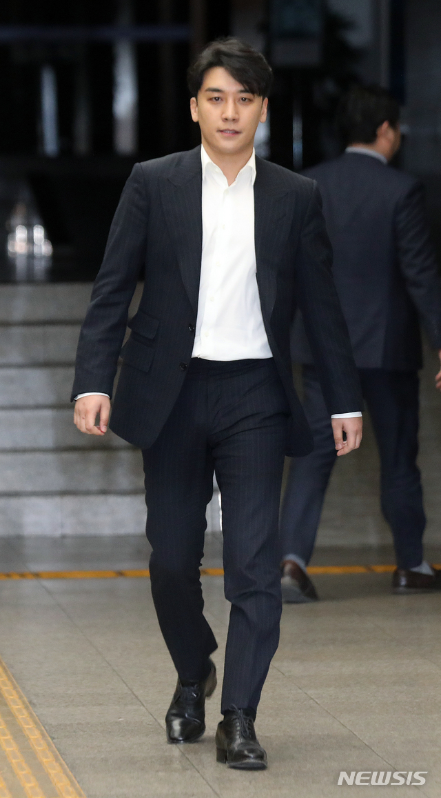 【서울=뉴시스】 김병문 수습기자 = 자신이 운영에 참여했던 클럽 버닝썬에서 '성접대'를 한 의혹을 받고 있는 가수 승리(본명 이승현)가 28일 오전 서울 종로구 서울지방경찰청에서 조사를 받고 청사를 나서고 있다. 2019.02.28.  dadazon@newsis.com