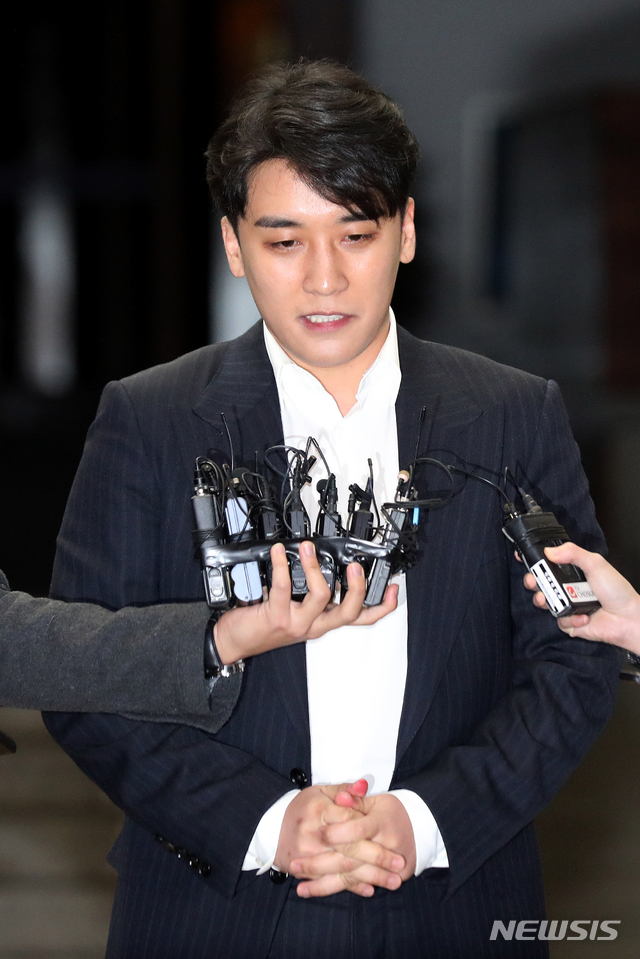 【서울=뉴시스】 김병문 수습기자 = 자신이 운영에 참여했던 클럽 버닝썬에서 '성접대'를 한 의혹을 받고 있는 가수 승리(본명 이승현)가 28일 오전 서울 종로구 서울지방경찰청에서 조사를 받고 나서며 취재진의 질문에 답변하고 있다. 2019.02.28. dadazon@newsis.com