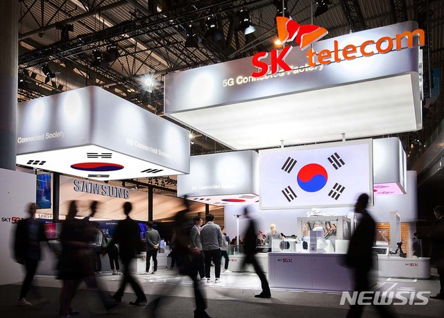 【바르셀로나(스페인)=뉴시스】사진공동취재단 = 27일(현지시간) 스페인 바르셀로나 피라그란 비아 전시관에서 열린 'MWC19'에서 SK텔레콤이 3.1절에 맞춰 전시관 대형 디스플레이를 통해 태극기 변천사를 소개하고, 소셜 VR 시연을 활용해 관람객들에게 대한민국 100주년을 알리고 있다. 2019.02.28. photo@newsis.com