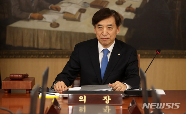 【서울=뉴시스】김선웅 기자 = 이주열 한국은행 총재가 28일 오전 서울 중구 한국은행에서 열린 2월 통화정책방향 관련 금융통화위원회를 주재하고 있다. 2019.02.28.&nbsp; mangusta@newsis.com