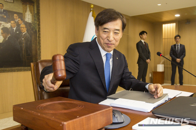 【서울=뉴시스】김선웅 기자 = 이주열 한국은행 총재가 28일 오전 서울 중구 한국은행에서 열린 2월 통화정책방향 관련 금융통화위원회에서 의사붕을 두드리며 시작을 알리고 있다. 2019.02.28.   photo@newsis.com