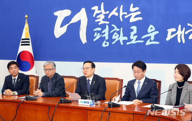 【서울=뉴시스】이종철 기자 = 28일 서울 여의도 국회에서 열린 더불어민주당 정책조정회의에서 홍영표 원내대표가 모두발언울 하고 있다. 2019.02.28.jc4321@newsis.com
