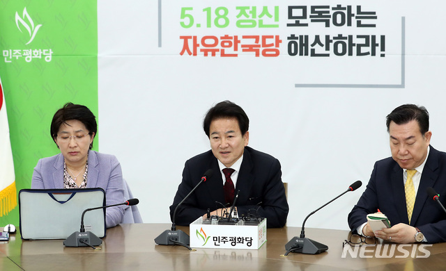 【서울=뉴시스】이종철 기자 = 28일 서울 여의도 국회에서 민주평화당 정동영 대표가 북미회담 관련 기자간담회를 하고 있다. 2019.02.28. jc4321@newsis.com