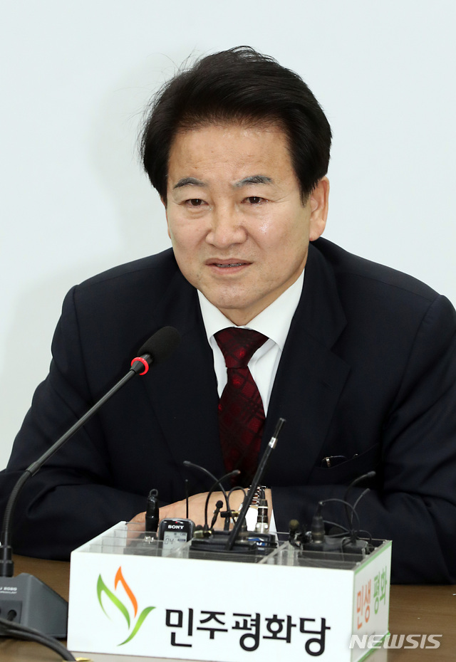 【서울=뉴시스】이종철 기자 = 28일 서울 여의도 국회에서 민주평화당 정동영 대표가 북미회담 관련 기자간담회를 하고 있다. 2019.02.28. jc4321@newsis.com