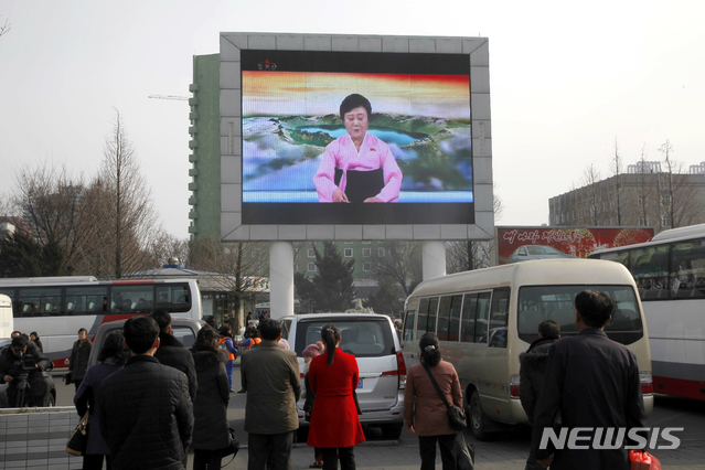 【평양=AP/뉴시스】27일 북한 주민들이 평양 거리의 대형 모니터를 통해 김정은 국무위원장과 트럼프 미국 대통령과의 북미정상회담 소식을 접하고 있다. 2019.02.28.