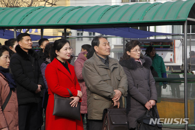 【평양=AP/뉴시스】27일 북한 주민들이 평양 거리의 대형 모니터를 통해 김정은 국무위원장과 트럼프 미국 대통령과의 북미정상회담 소식을 접하고 있다. 2019.02.28.