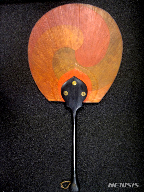 【나주=뉴시스】이창우 기자 = 3·1절 100주년을 앞두고 희귀한 태극기 문양이 그려진 조선시대 추정 '나주 태극기선(羅州 太極旗扇)'이 일본과 프랑스에서 잇따라 발견돼 주목받고 있다. 사진은 프랑스 국립기메동양박물관 소장 나주 태극기선. 2019.02.28 (사진=나주시천연염색문화재단 허북구 국장 제공) photo@newsis.com