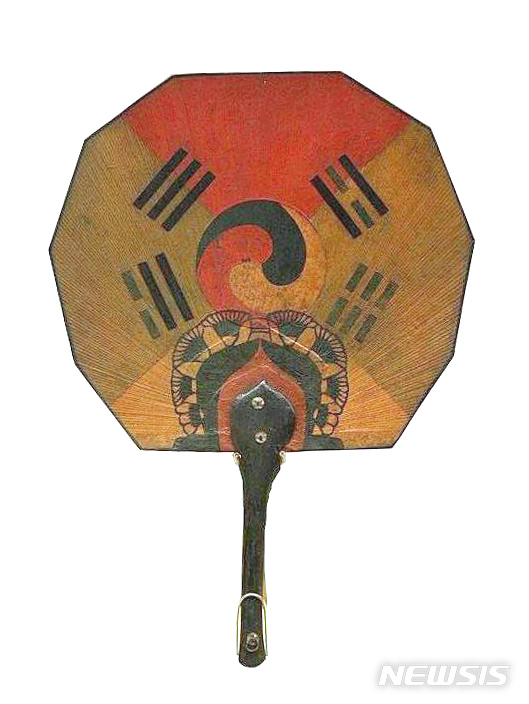 【나주=뉴시스】이창우 기자 = 3·1절 100주년을 앞두고 희귀한 태극기 문양이 그려진 조선시대 추정 '나주 태극기선(羅州 太極旗扇)'이 일본과 프랑스에서 잇따라 발견돼 주목받고 있다. 사진은 일본 도쿄박물관이 소장하고 있는 나주 태극기선. 2019.02.28 (사진=나주시천연염색문화재단 허북구 국장 제공) photo@newsis.com