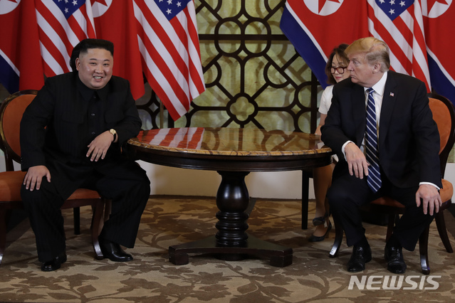 【하노이=AP/뉴시스】김정은 북한 국무위원장과 도널드 트럼프 미국 대통령과 28일(현지시간) 하노이 메트로폴 호텔 회담장에서 회담하고 있다.&nbsp;&nbsp; 백악관이 공지한 2차 북미 정상회담 2일 차 일정은 '일대일 양자 단독회담-확대 양자 회담-업무 오찬-합의문 서명식' 등의 순서로 진행되는 것으로 알려졌다. 2019.02.28. 
