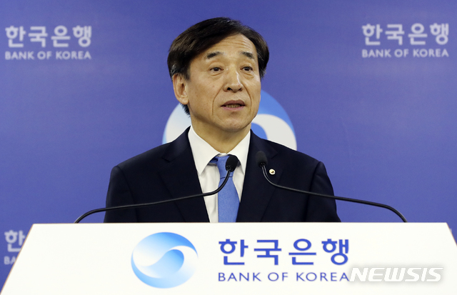 【서울=뉴시스】최진석 기자 = 이주열 한국은행 총재가 28일 오전 서울 중구 세종로 한국은행 기자실에서 열린 기자간담회에 참석해 브리핑을 하고 있다.&nbsp;&nbsp; 한은 금통위는 전체회의를 열고 현재의 연 1.75%의 기준금리를 동결, 지난해 11월 연 1.50%의 금리를 0.25%p 올리고 나서 지난달 한차례 동결한 뒤 이달 재차 금리를 묶어둔 것이다. 2019.02.28.&nbsp; myjs@newsis.com