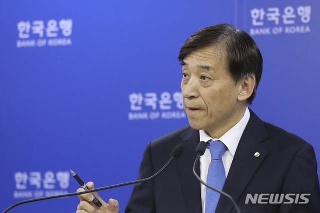 【서울=뉴시스】최진석 기자 = 이주열 한국은행 총재가 28일 오전 서울 중구 세종로 한국은행 기자실에서 열린 기자간담회에 참석해 기자의 질문을 듣고 있다.&nbsp; 한은 금통위는 전체회의를 열고 현재의 연 1.75%의 기준금리를 동결, 지난해 11월 연 1.50%의 금리를 0.25%p 올리고 나서 지난달 한차례 동결한 뒤 이달 재차 금리를 묶어둔 것이다. 2019.02.28. myjs@newsis.com