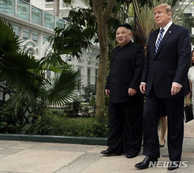 【하노이=AP/뉴시스】김정은 북한 국무위원장과 도널드 트럼프 미국 대통령과 28일(현지시간) 하노이 메트로폴 호텔에서의 단독 회담을 마치고 회담장 주변을 거닐며 얘기하고 있다. 2019.02.28.
