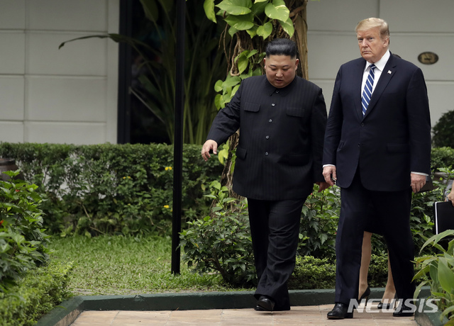 【하노이=AP/뉴시스】김정은 북한 국무위원장과 도널드 트럼프 미국 대통령과 28일(현지시간) 하노이 메트로폴 호텔에서의 단독 회담을 마치고 회담장 주변을 거닐며 얘기하고 있다. 2019.02.28. 