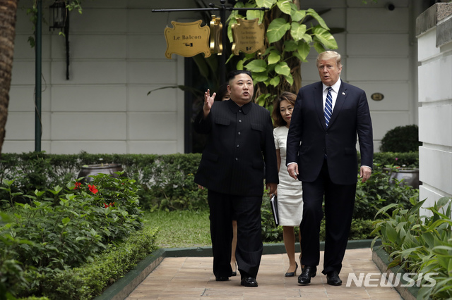 【하노이=AP/뉴시스】도널드 트럼프 미국 대통령과 김정은 북한 국무위원장이 28일(현지시간) 베트남 하노이 메트로폴 호텔에서 첫 양자회동을 마치고 확대 정상회의를 갖기 전 정원을 산책하며 대화를 나누고 있다. 2019.02.28 