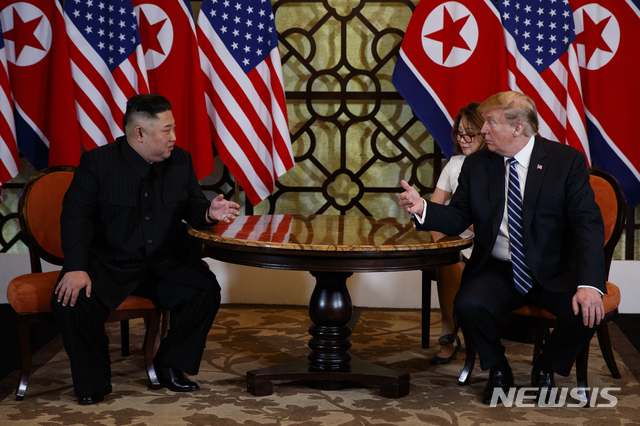 【하노이=AP/뉴시스】김정은 북한 국무위원장과 도널드 트럼프 미국 대통령과 28일(현지시간) 하노이 메트로폴 호텔 회담장에서 회담하고 있다. 백악관이 공지한 2차 북미 정상회담 2일 차 일정은 '일대일 양자 단독회담-확대 양자 회담-업무 오찬-합의문 서명식' 등의 순서로 진행되는 것으로 알려졌다. 2019.02.28.