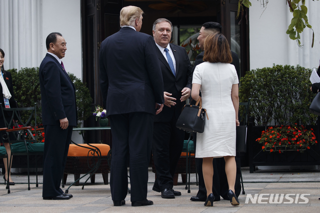 【하노이=AP/뉴시스】김정은 북한 국무위원장과 도널드 트럼프 미국 대통령과 28일(현지시간) 하노이 메트로폴 호텔에서의 단독 회담을 마치고 회담장 주변을 거닐면서 뒤따르던 폼페이오 미 국무장관을 만나 얘기하고 있다. 2019.02.28. 