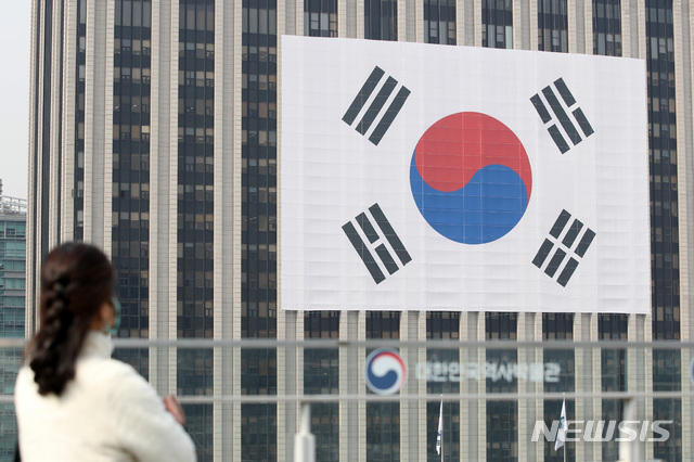 【서울=뉴시스】박미소 기자 = 3·1절을 하루 앞둔 28일 오전 서울 종로구 정부서울청사에 대형 태극기가 걸려있다. 2019.02.28.&nbsp; misocamera@newsis.com