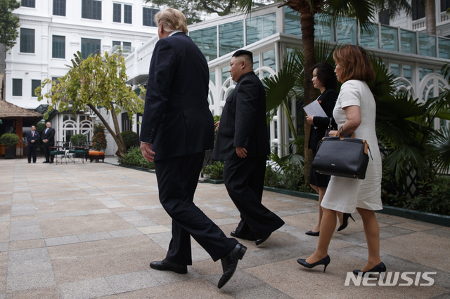 【하노이=AP/뉴시스】김정은 북한 국무위원장과 도널드 트럼프 미국 대통령과 28일(현지시간) 하노이 메트로폴 호텔에서의 단독 회담을 마치고 회담장 주변을 거닐며 얘기하고 있다. 정상 뒤로 통역들이 따르고 있다. 2019.02.28. 