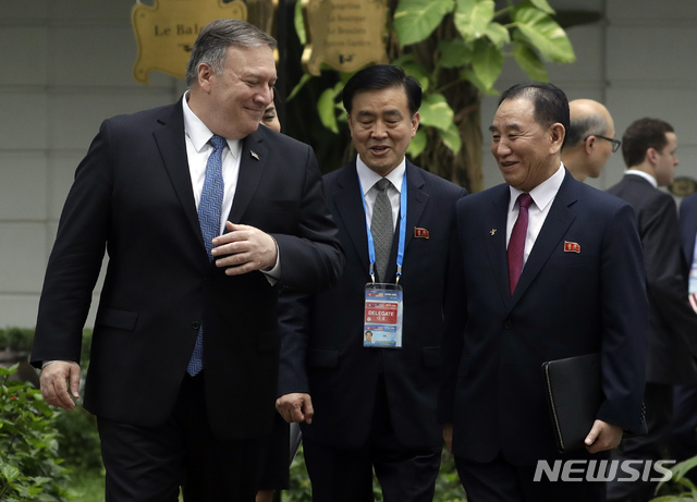 【하노이=AP/뉴시스】마이크 폼페이오(왼쪽) 미 국무장관과 김영철(오른쪽) 북한 노동당 부위원장이 28일(현지시간) 하노이 메트로폴 호텔 회담장 주변을 거닐며 얘기를 나누고 있다. 2019.02.28.