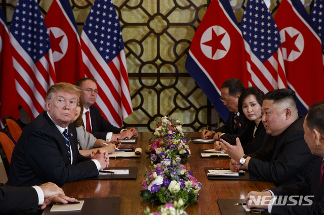 【하노이=AP/뉴시스】도널드 트럼프 미국 대통령과 김정은 북한 국무위원장이 28일(현지시간) 하노이 메트로폴 호텔 회담장에서 확대 양자 회담을 하고 있다. 확대 회담에 미국 측에서는 존 볼턴 백악관 국가안보보좌관, 마이크 폼페이오 국무장관, 믹 멀베이니 백악관 비서실장 대행이 배석했고 북측에서는 리용호 외무상과 김영철 노동당 부위원장이 함께했다. 2019.02.28.