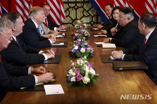 【하노이=AP/뉴시스】도널드 트럼프 미국 대통령과 김정은 북한 국무위원장이 28일(현지시간) 하노이 메트로폴 호텔 회담장에서 확대 양자 회담을 하고 있다.  확대 회담에 미국 측에서는 존 볼턴 백악관 국가안보보좌관, 마이크 폼페이오 국무장관, 믹 멀베이니 백악관 비서실장 대행이 배석했고 북측에서는 리용호 외무상과 김영철 노동당 부위원장이 함께했다. 백악관이 공지한 2차 북미 정상회담 2일 차 일정은 '양자 단독회담-확대 양자 회담-업무 오찬-합의문 서명식' 등의 순서로 진행되는 것으로 알려졌다. 2019.02.28. 