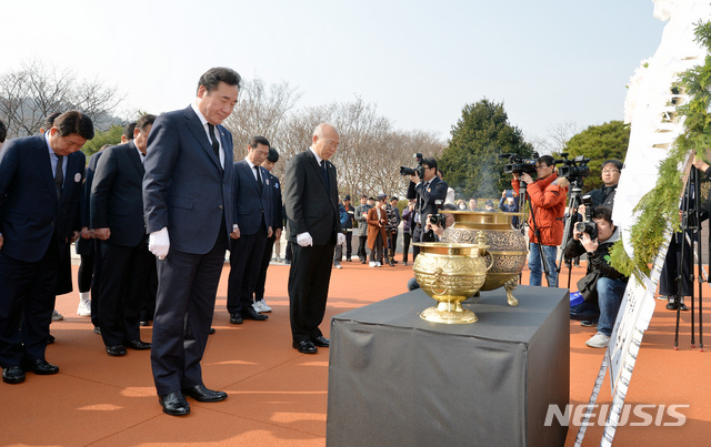 【대구=뉴시스】우종록 기자 = 이낙연 국무총리가 제59주년 2·28민주운동 기념일인 28일 오전 대구 달서구 두류동 2·28민주의거 기념탑을 찾아 참배하고 있다. 2019.02.28.wjr@newsis.com