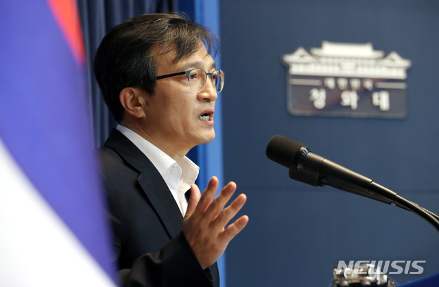 【서울=뉴시스】박진희 기자 = 김의겸 대변인이 28일 청와대 춘추관에서 북미회담 관련 브리핑을 하고 있다. 2019.02.28.&nbsp; pak7130@newsis.com 