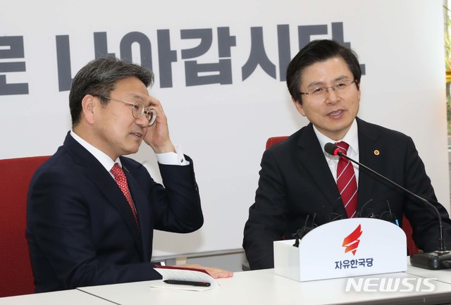 【서울=뉴시스】박영태 기자 = 강기정 청와대 정무수석이 28일 서울 여의도 국회를 방문해 황교안 자유한국당 신임 대표를 예방하고 있다. 2019.02.28. photo@newsis.com