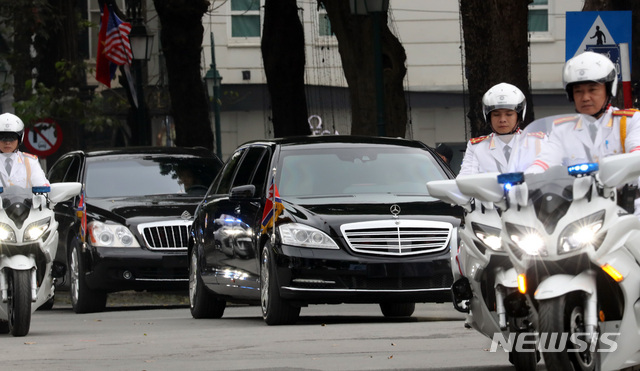 【하노이(베트남)=뉴시스】 전진환 기자 = 북미 정상회담 둘째 날인 28일 (현지시각) 김정은 북한 국무위원장이 탑승한 차량이 회담장인 베트남 하노이 소피테 레전드 메트로폴 호텔에서 예정보다 일찍 나오고 있다. 2019.02.28.&nbsp; amin2@newsis.com