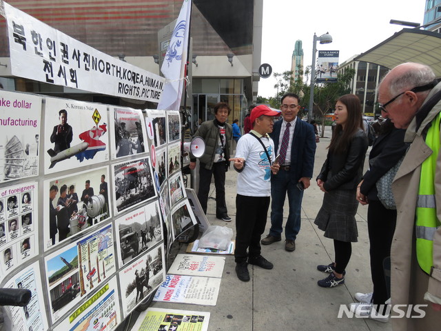 【L.A(미국)=뉴시스】김운영 편집위원 = 헐벗고 굶주림에 쓰러진 비참한 사람들, 제100회북한인권 사진전이 열렸다. 위험한 강물을 건너 탈출하는 북한의 사람들, 갈비뼈가 앙상하게 드러나고 병들어서 의식을 잃고 거리에 쓰러진 사진 등 비참한 북한의 인권사진전이 지난달 27일 미국 LA 윌셔-벌몬번화가에서 100회째 열렸다. 탈북동포 조보얼씨는 중국총영사관앞과 윌셔 거리에서 북한인권을 고발하는 사진을 매월 3번째 수요일 전시하고 있다. 2019.02.28. uykim33@newsis.com