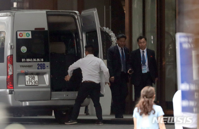 【하노이(베트남)=뉴시스】 전진환 기자 = 북미 정상회담 둘째 날인 28일 (현지시각) 회담이 합의 없이 끝난 가운데 김정은 북한 국무위원장의 숙소인 베트남 하노이 멜리아 호텔에서 회담장에 있던 경호원들이 철수해 차량에서 내리고 있다. 2019.02.28.&nbsp; amin2@newsis.com