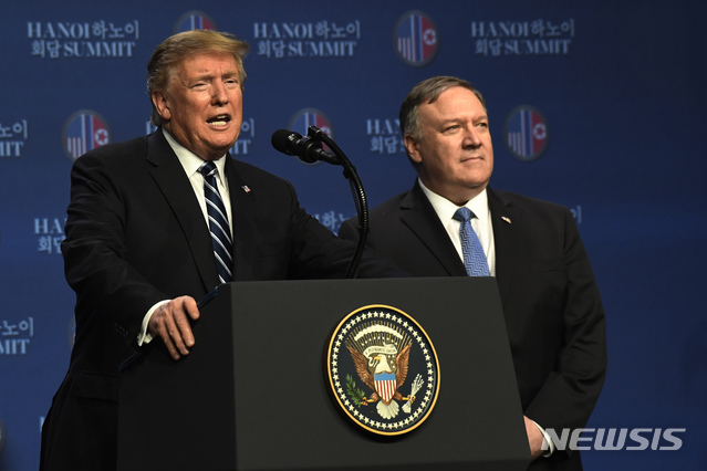 【하노이=AP/뉴시스】도널드 트럼프 미국 대통령이 마이크 폼페이오 미 국무장관과 함께 지난달 28일(현지시간) 하노이의 메리어트 호텔에 마련된 기자회견장에서 제2차 북미정상회담에 관해 설명하고 있다. 2019.02.28.