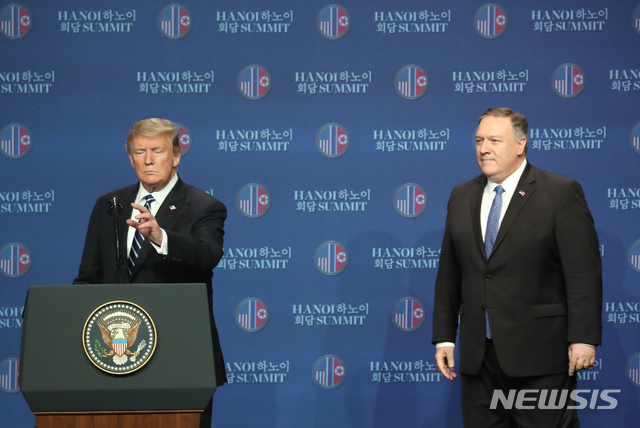 【하노이(베트남)=뉴시스】고승민 기자 = 제2차 북미정상회담 이틀째인 28일 도널드 트럼프 미국 대통령이 베트남 JW메리어트 호텔에서 기자회견을 하기 위해 회견장으로 들어서고 있다. 오른쪽은 마이크 폼페이오 국무부 장관. 2019.02.28. kkssmm99@newsis.com