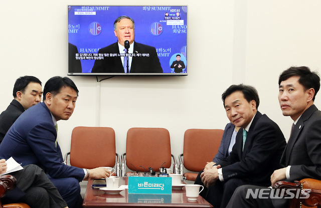 【서울=뉴시스】이종철 기자&nbsp; = 28일 오후 서울 여의도 국회에서 바른미래당 손학규 대표와 김관영 원내대표를 비롯한 의원들이 심각하게 북미 정상회담 TV 시청을 하고 있다. 2019.02.28.jc4321@newsis.com