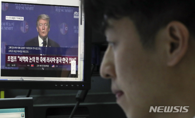 【서울=뉴시스】최진석 기자 = 하노이 북·미정상회담 일정 변경으로 코스피와 코스닥 지수가 급락 마감한 28일 오후 서울 중구 명동 KEB하나은행 본점 딜링룸에 뉴스 속보가 나오고 있다. 코스피지수는 전 거래일(2234.79)보다 39.35포인트(1.76%) 내린 2195.44로 코스닥지수는 전 거래일(752.16)보다 20.91포인트(2.78%) 내린 731.25에 마감했다. 외환시장에서 원·달러 환율은 전거래일(1119.1원)보다 5.6원 오른 1124.7원에 마감했다.2019.02.28. myjs@newsis.com