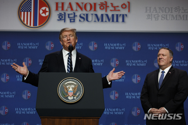 【하노이=AP/뉴시스】도널드 트럼프 미국 대통령이 마이크 폼페이오 미 국무장관과 함께 28일(현지시간) 하노이의 메리어트 호텔에 마련된 기자회견장에서 제2차 북미정상회담에 관해 연설하고 있다. 2019.02.28.