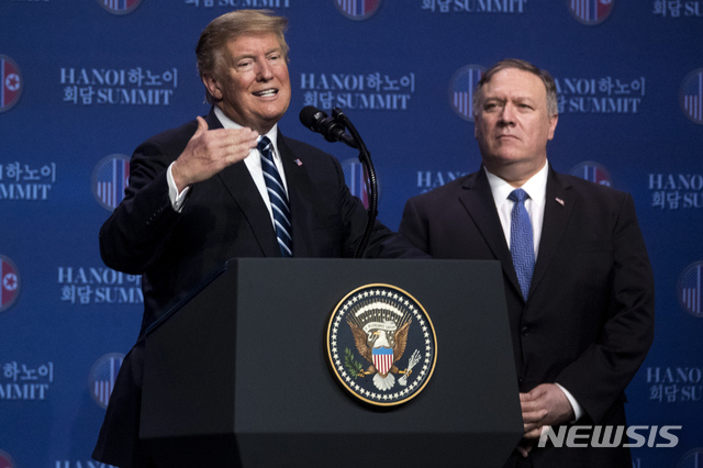 【하노이=AP/뉴시스】도널드 트럼프 미국 대통령이 마이크 폼페이오 미 국무장관과 함께 28일(현지시간) 하노이의 메리어트 호텔에 마련된 기자회견장에서 제2차 북미정상회담에 관해 연설하고 있다. 2019.02.28.
