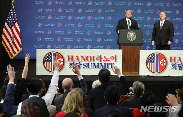 【하노이(베트남)=뉴시스】고승민 기자 = 제2차 북미정상회담 이틀째인 28일 도널드 트럼프 미국 대통령이 베트남 JW메리어트 호텔에서 기자회견을 하고 있다. 2019.02.28.kkssmm99@newsis.com