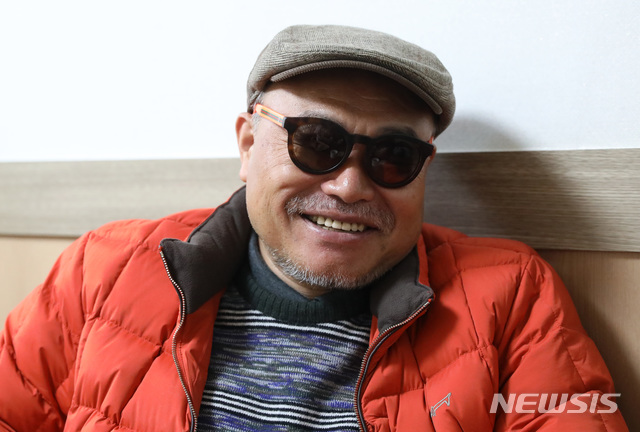 [서울=뉴시스]김선웅 기자 = 가수 겸 방송인 김흥국이 28일 서울 서초구 잠원동의 한 카페에서 뉴시스와 인터뷰를 하고 있다. 2019.03.01. mangusta@newsis.com