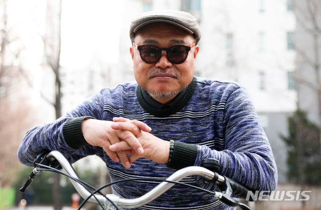 【서울=뉴시스】김선웅 기자 = '호랑나비'를 작사·작곡한 이혜민과 함께 새앨범을 발매한 가수 겸 방송인 김흥국이 28일 서울 서초구 잠원동의 한 카페에서 뉴시스와 인터뷰를 마친 후 포즈를 취하고 있다. 2019.03.01. mangusta@newsis.com