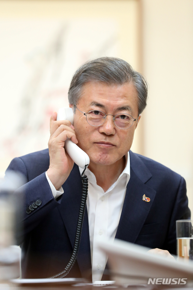 【서울=뉴시스】박진희 기자 = 문재인 대통령이 28일 오후 청와대에서 도널드 트럼프 미국 대통령과 통화를 하고 있다. 2019.02.28. (사진=청와대 제공) photo@newsis.com